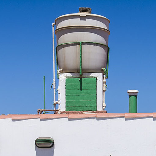 Was machen die vielen Tonnen auf den Dächern von Fuerteventura?