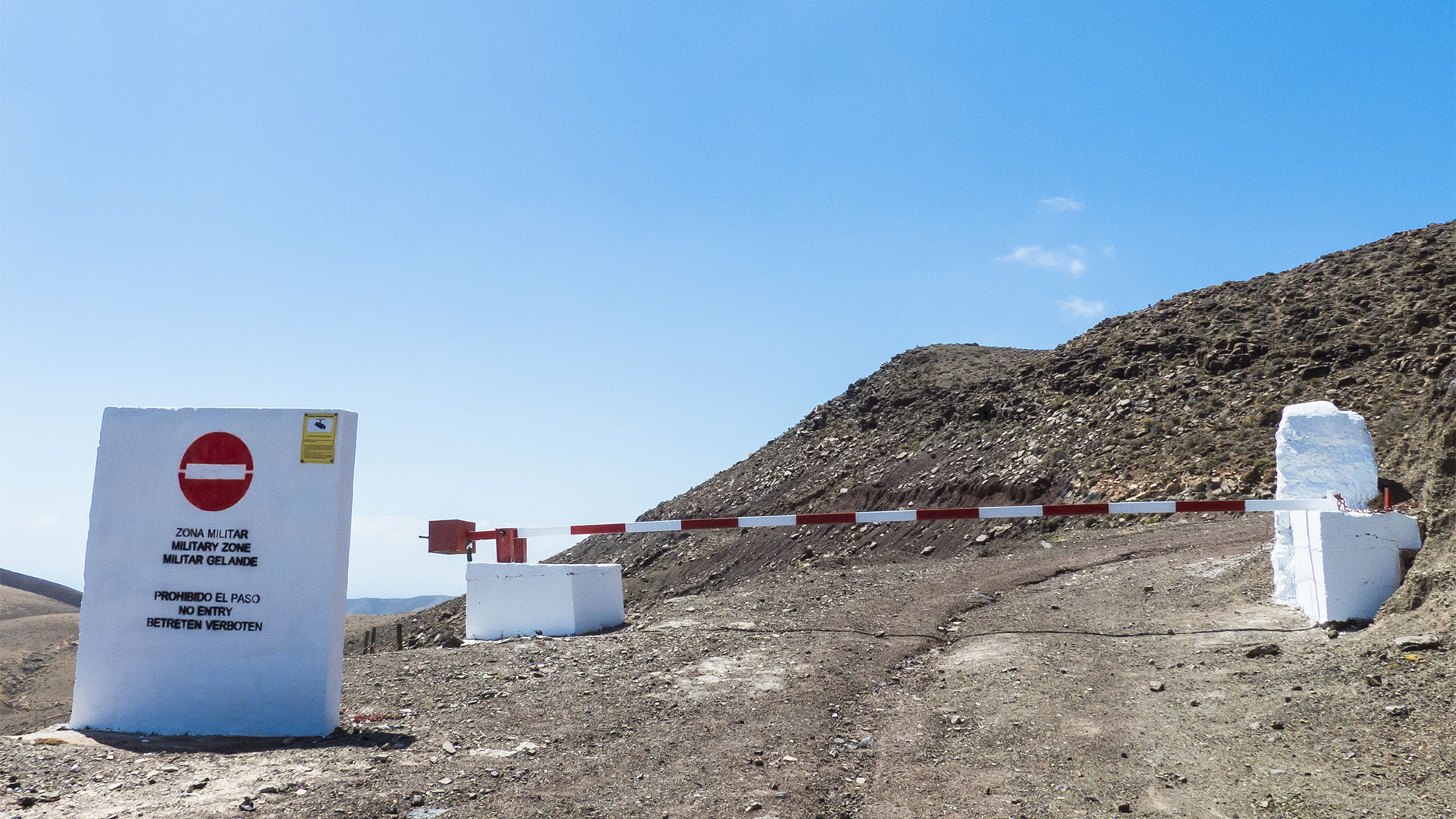 Die Strände Fuerteventuras: Playas Negras - Sperrgebiet.