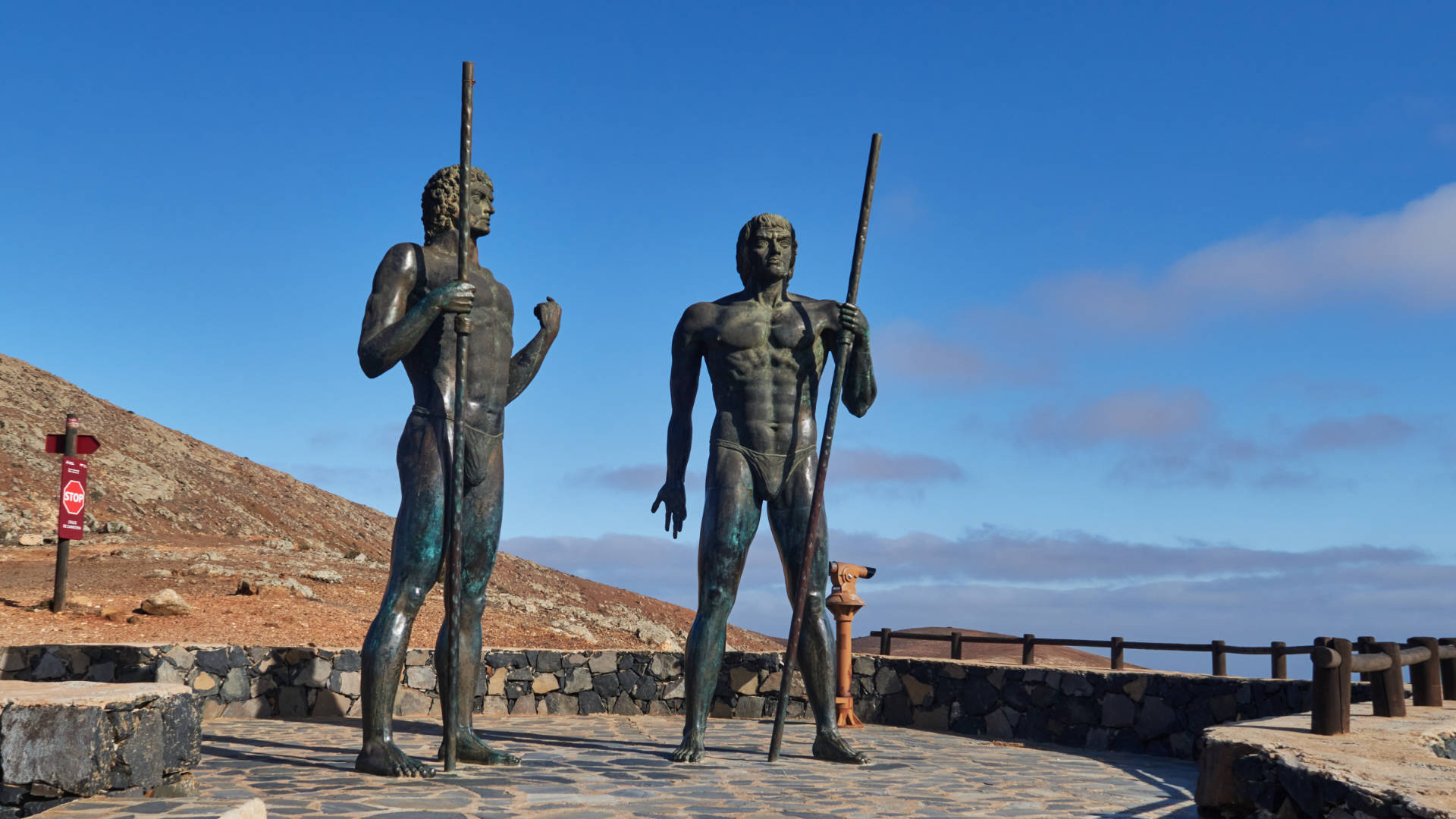 Statuen für die letzten Majorero Stammesführer Ayoze und Guise am Morro Veloso.