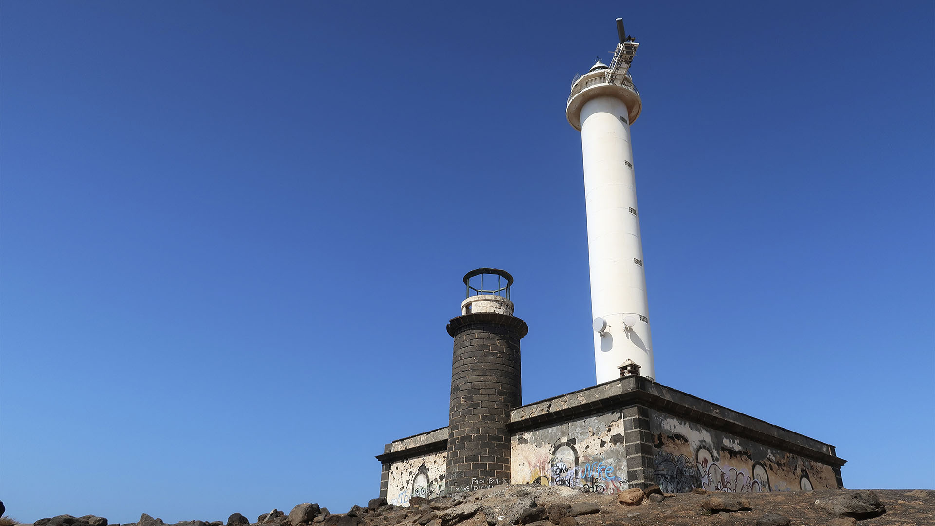 Alter und neuer Leuchtturm Faro Punta de Pechiguera Lanzarote.
