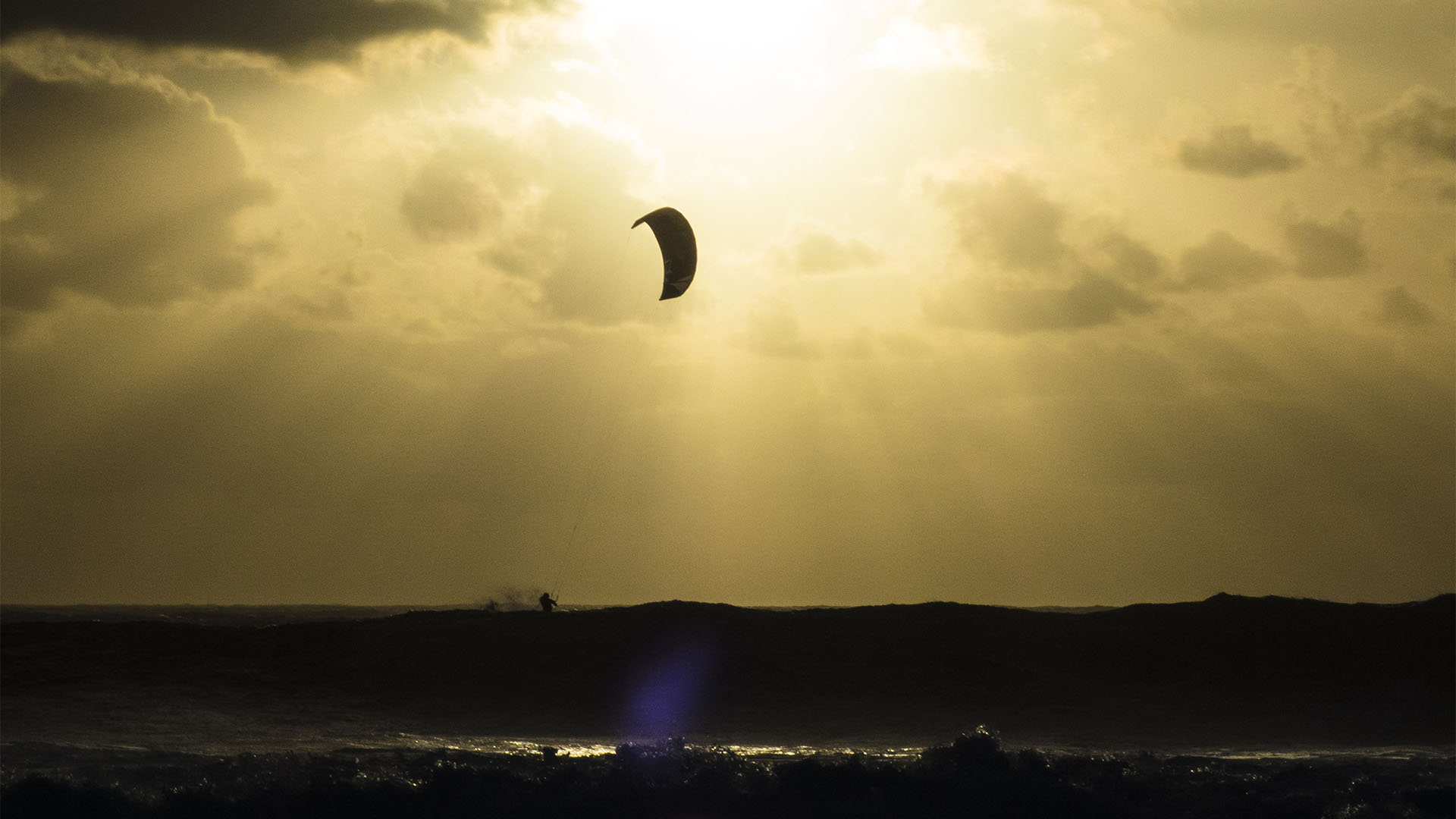 Kitesurfen auf Fuerteventura unter dem herbstlichen Abendhimmel – unvergesslich.
