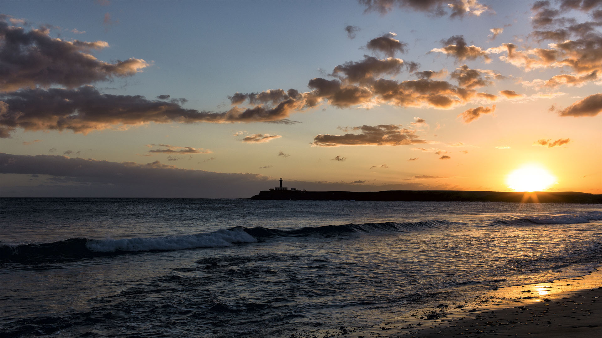 Atemberaubende Sonnenuntergänge besonders im Herbst – Faro de Punta de Jandía Fuerteventura.