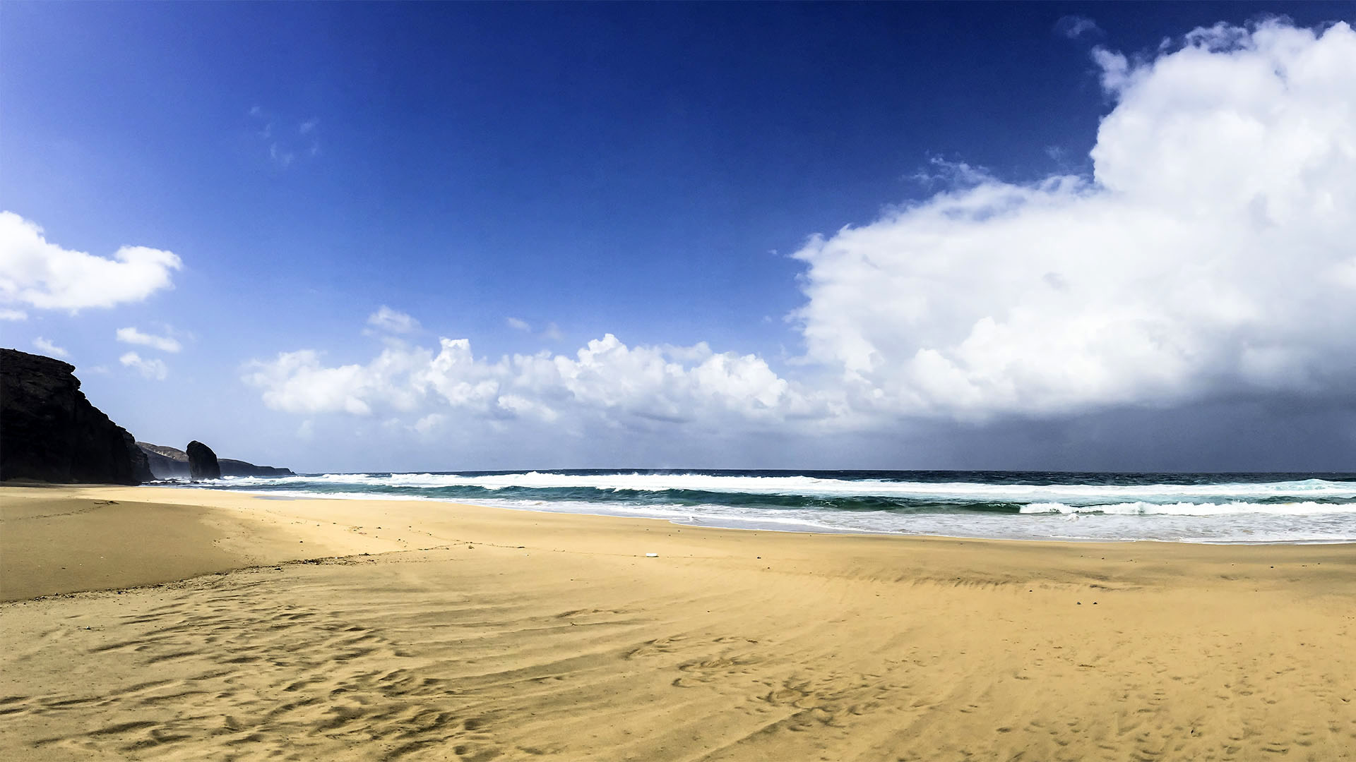 Einsame Strandwanderungen auf Fuerteventura – zum Roque del Moro.