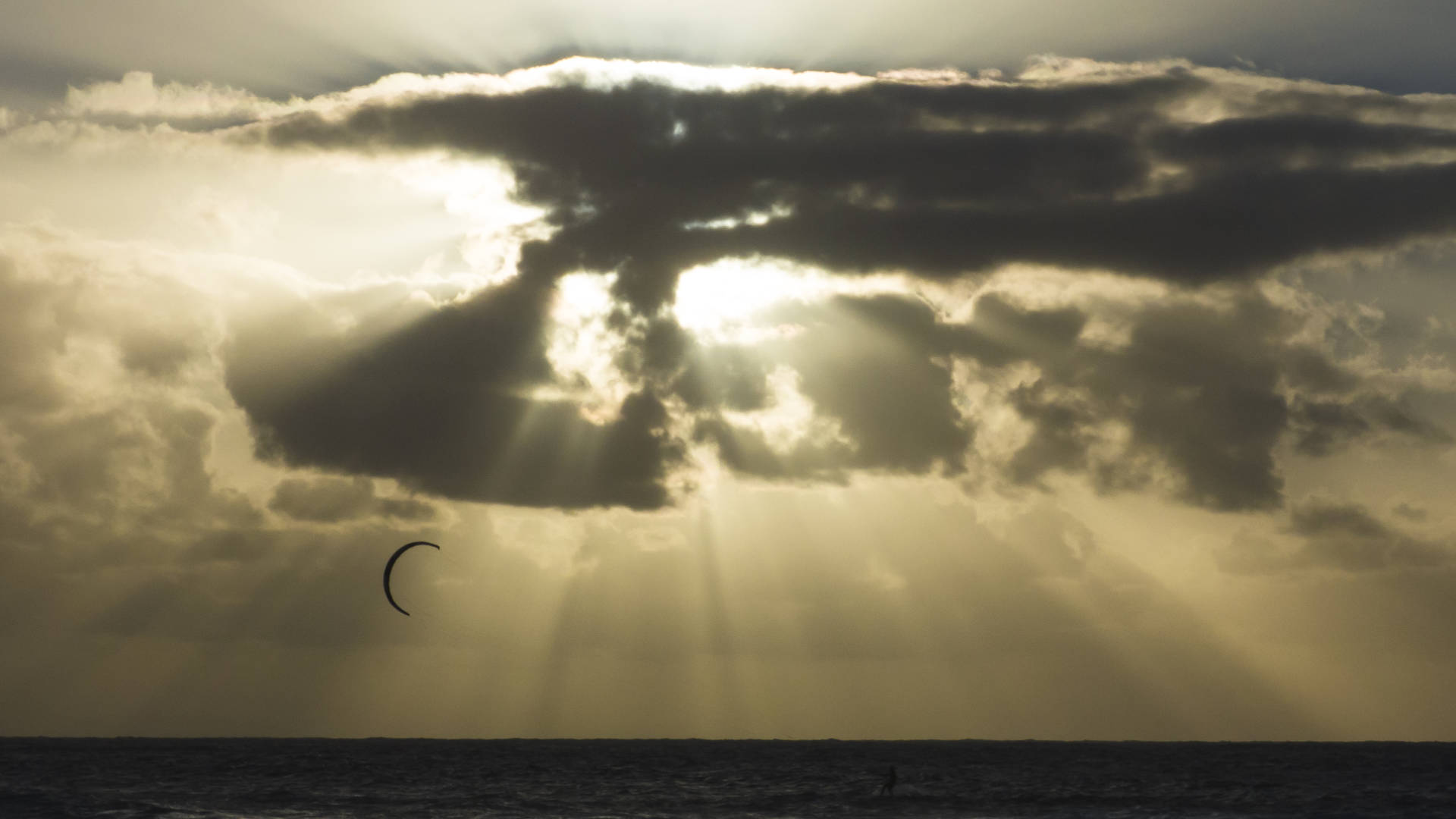 Alleine mit den Naturgewalten – Kitesurfen bei Sonnenuntergang auf Fuerteventura.