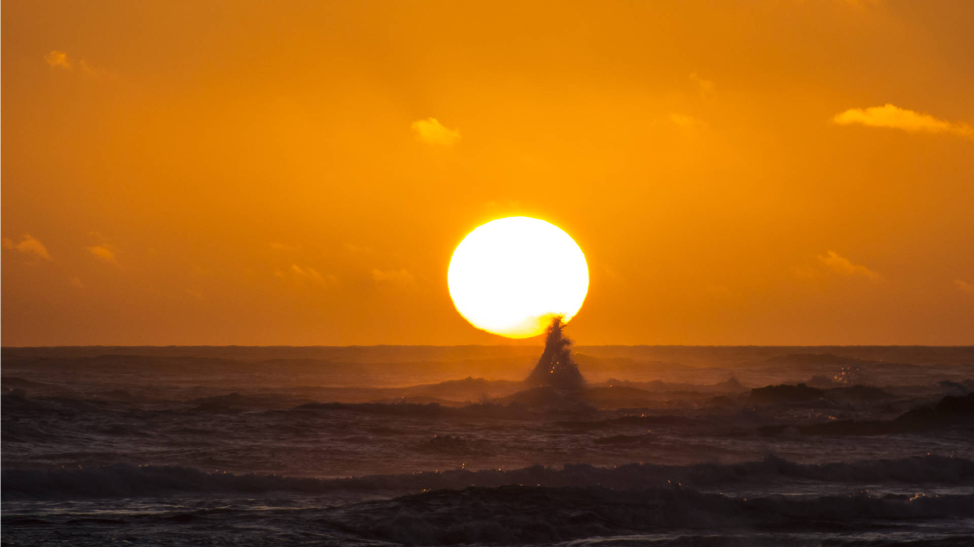Traumfoto für viele Touristen – der Feuerball sinkt ins Meer.