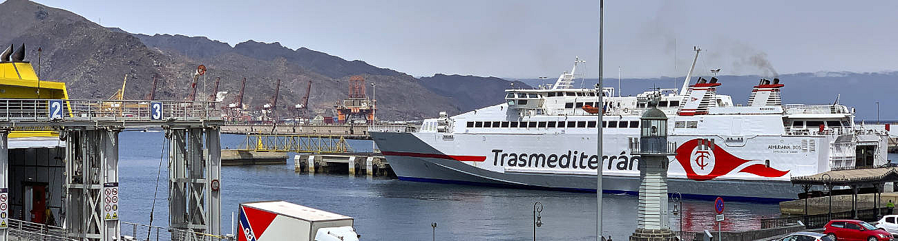 Puerto Santa Cruz de Tenerife – Trasmediterránea bzw. Naviera Armas Fähre.