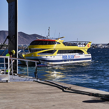 Der Buganvilla Express läuft aus dem Hafen Playa Blanca auf Lanzarote mit Ziel Corralejo Fuerteventura aus.