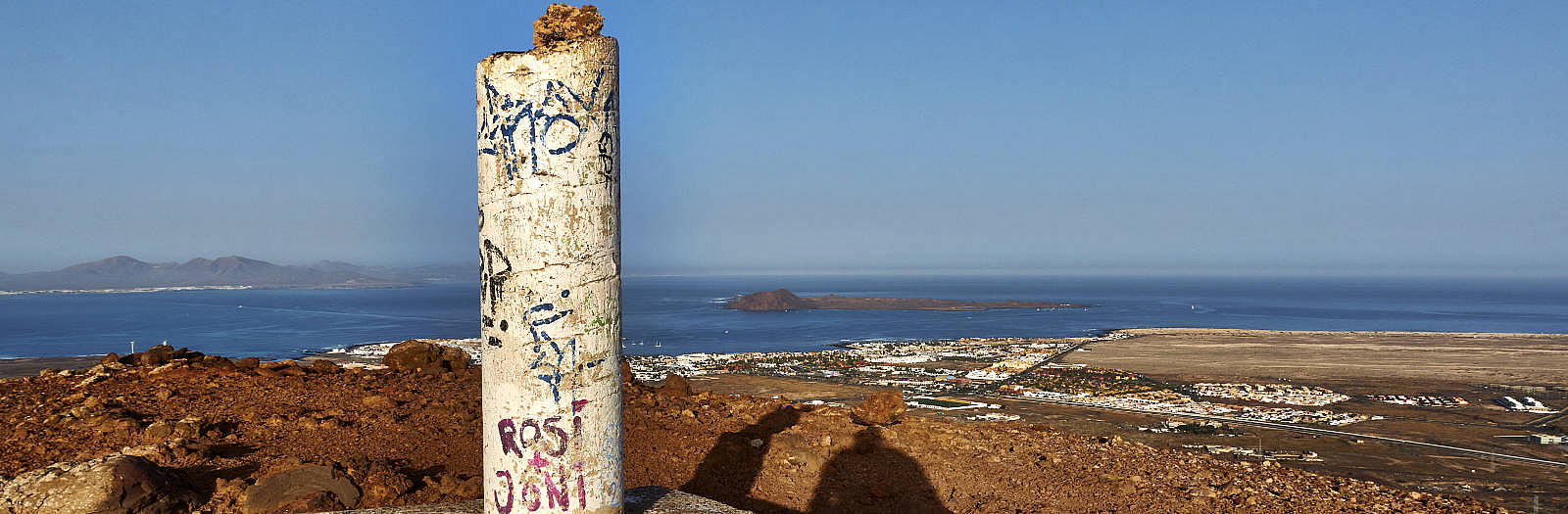 Am Buyuyo (272 m) – das Vértice Geodésico, links Lanzarote, rechts die Isla de Lobos.