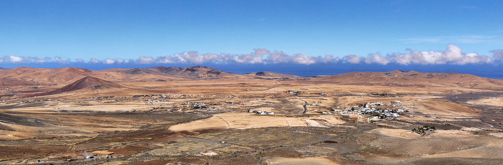 Wandern Fuerteventura – am degollada zwischen Morro de Facay (520m) und Morro de Cagadas Blandas (525m).
