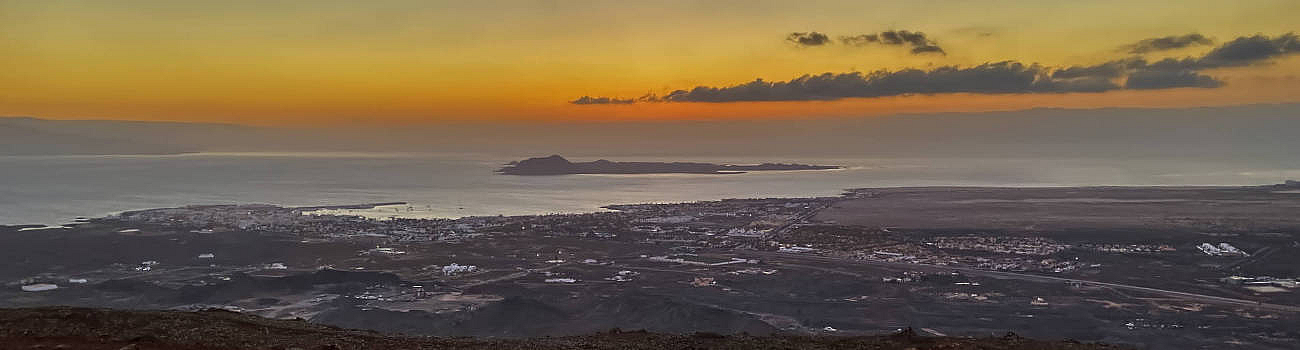 Bei Sonnenaufgang auf den Vulkan Babuyo (271 m) Corralejo Fuerteventura.