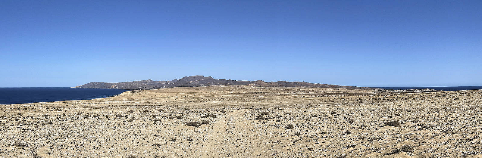 Blick auf den Istmo de la Pared mit West- und Ostküste von Fuerteventura.