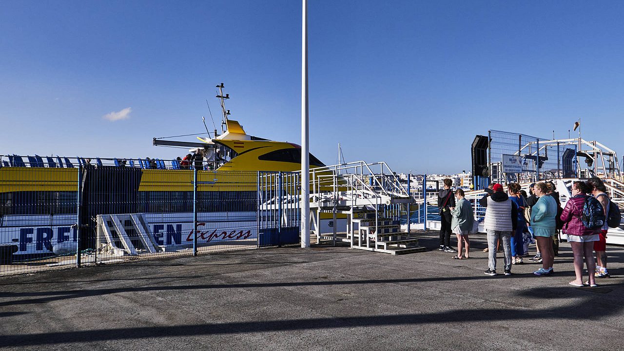Embarking des Buganvilla Express am frühen Vormittag im Hafen von Corralejo.