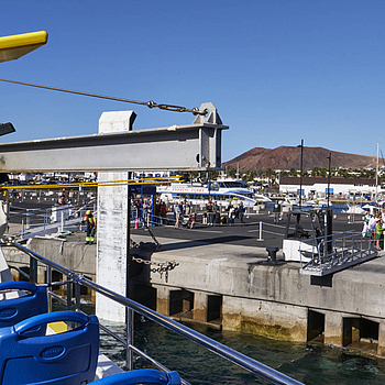 Disembarking des Buganvilla Express im Hafen Playa Blanca auf Lanzarote.