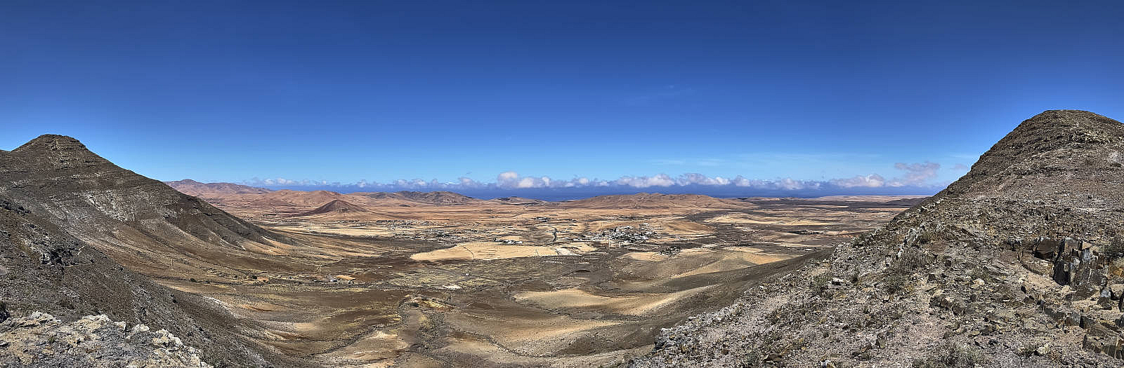 Blick vom Pass über Tefía auf die Westküste von Fuerteventura.