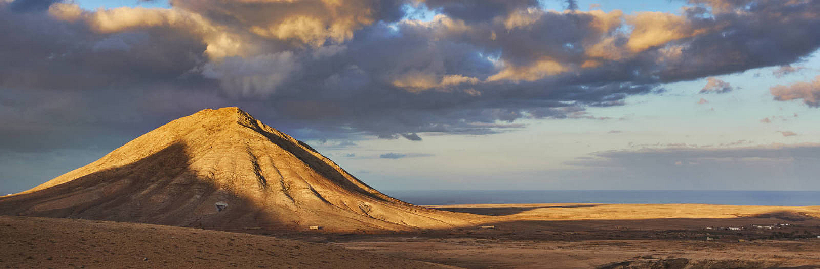 Der Montaña de Enmedio (532 m) wirft zur Wintersonnwende seinen Schatten deckungsgleich auf den Montaña Sagrada de Tindaya (400 m).