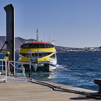 Der Buganvilla Express läuft aus dem Hafen Playa Blanca auf Lanzarote mit Ziel Corralejo Fuerteventura aus.