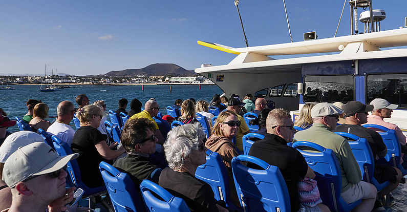 Auslaufen mit der Buganvilla Express von Corralejo – in der Ferne der Caldera Bayuyo (272 m).