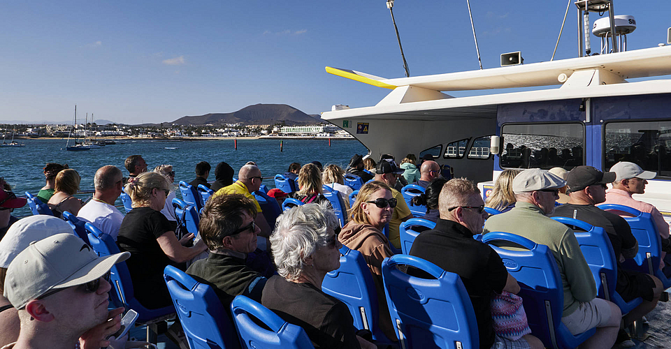 Auslaufen mit der Buganvilla Express von Corralejo – in der Ferne der Caldera Bayuyo (272 m).