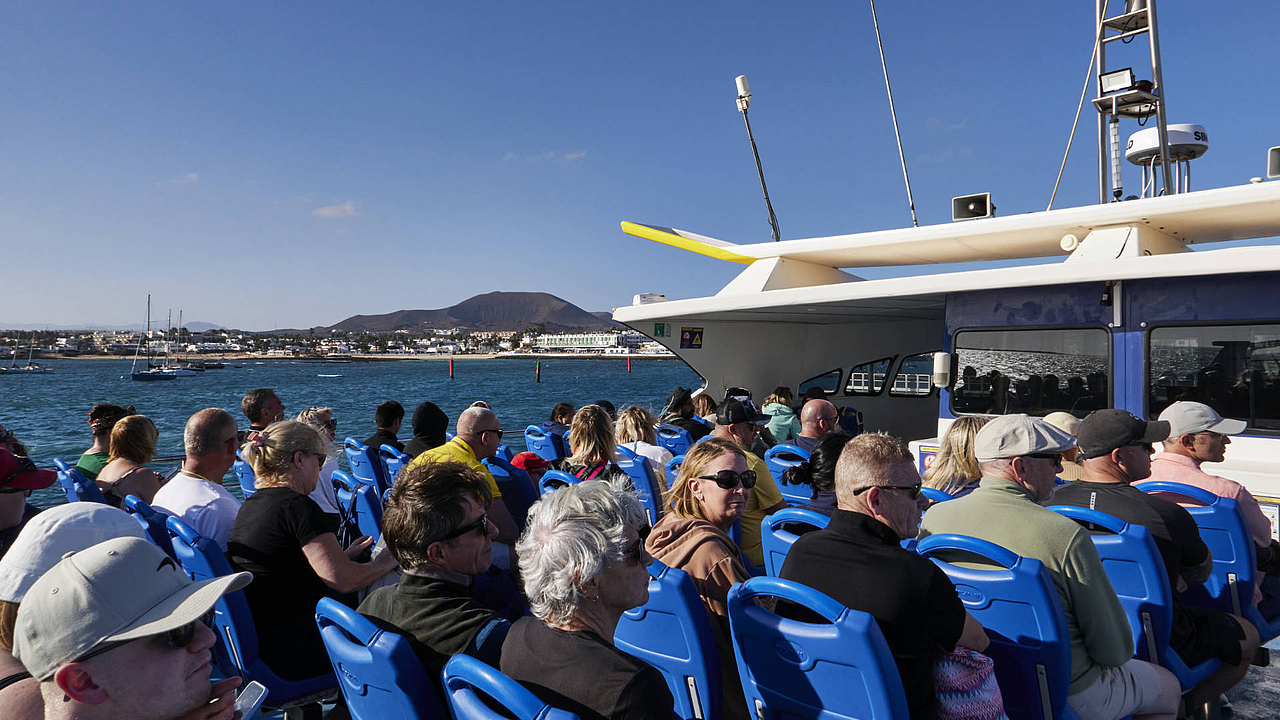 Auslaufen mit der Buganvilla Express von Corralejo – in der Ferne der Caldera Bayuyo (272 m).