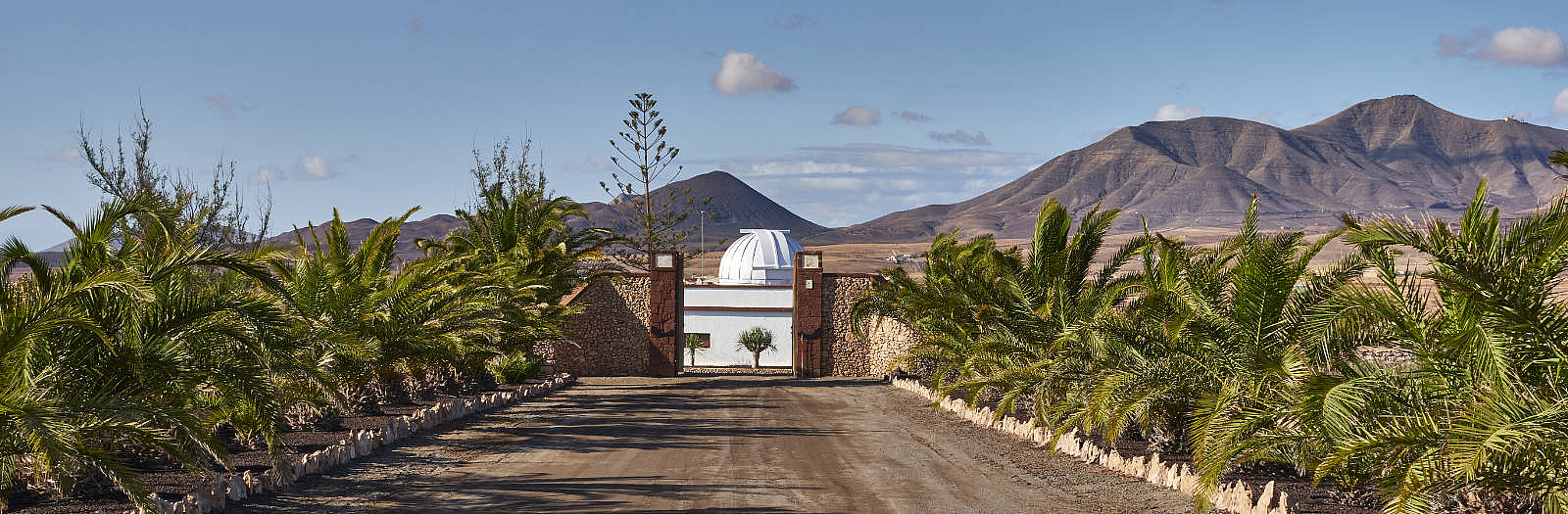 Das Observatorium und die ehemaligen KZ Barracken der Franco Militärdiktatur.