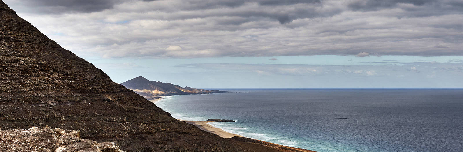 Am Degollada de Pecenescal (249 m) mit Blick auf die steilen Felsflanken des Morro de la Burra (529 m) und Playa de Barlovento.