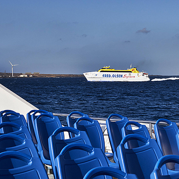 Die nach Corralejo einlaufende Bocayna Express querab – im Hintergrund der El Charco de Bristol mit der Meerwasserentsalzung.