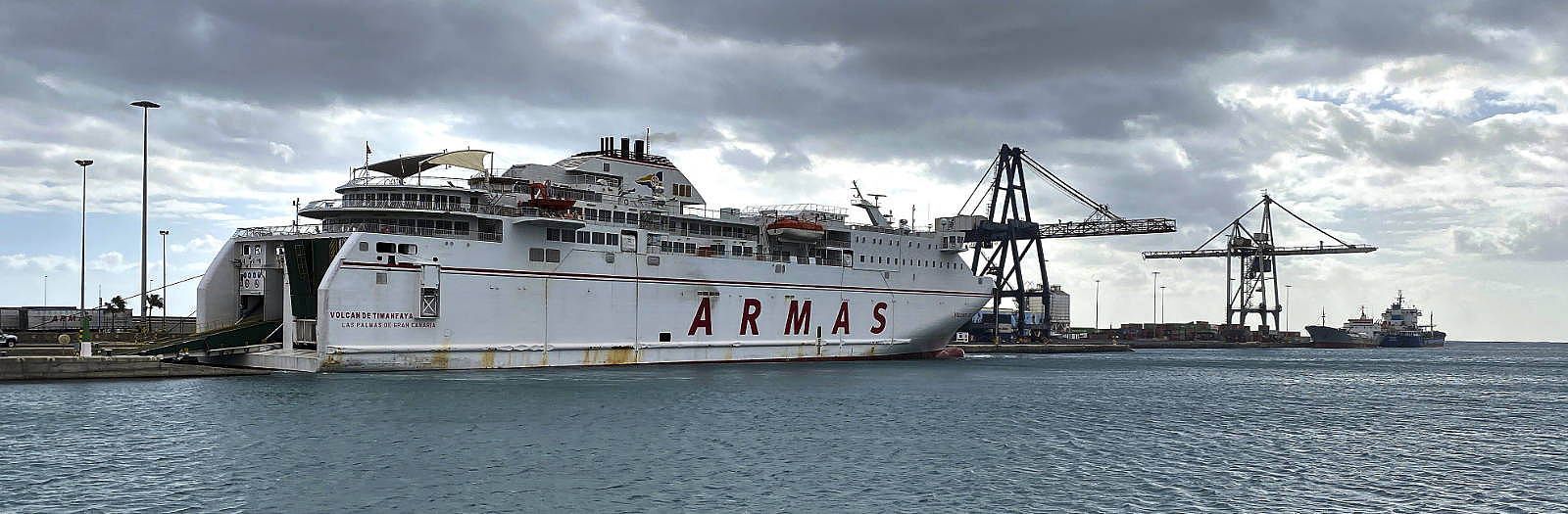 Volcan de Timanfaya von Naviera Armas im Hafen von Puerto del Rosario Fuerteventura.