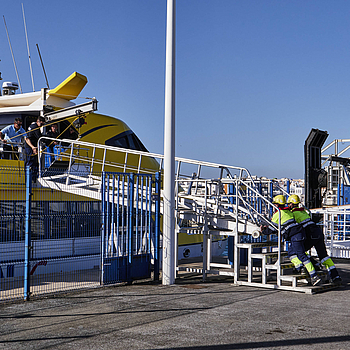 Embarking des Buganvilla Express am frühen Vormittag im Hafen von Corralejo.