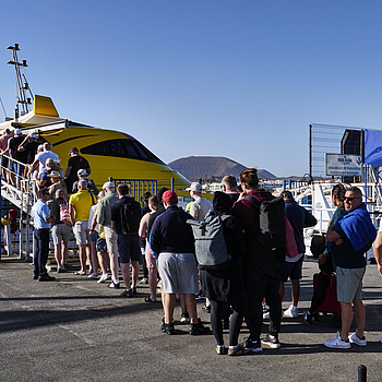 Embarking des Buganvilla Express am frühen Vormittag im Hafen von Corralejo.