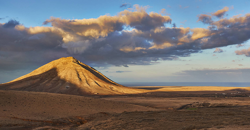 Der Montaña de Enmedio (532 m) wirft zur Wintersonnwende seinen Schatten deckungsgleich auf den Montaña Sagrada de Tindaya (400 m).