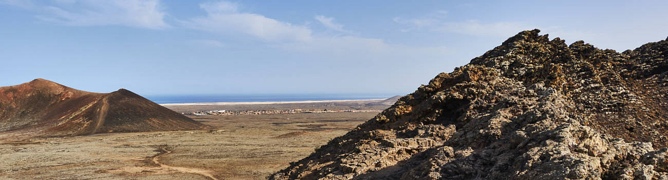 Südlich des Vulkankomplex Caldera de Rebanada (231 m), Caldera Encantada (235 m) und Las Calderas (249 m) die Dünen von El Jable.