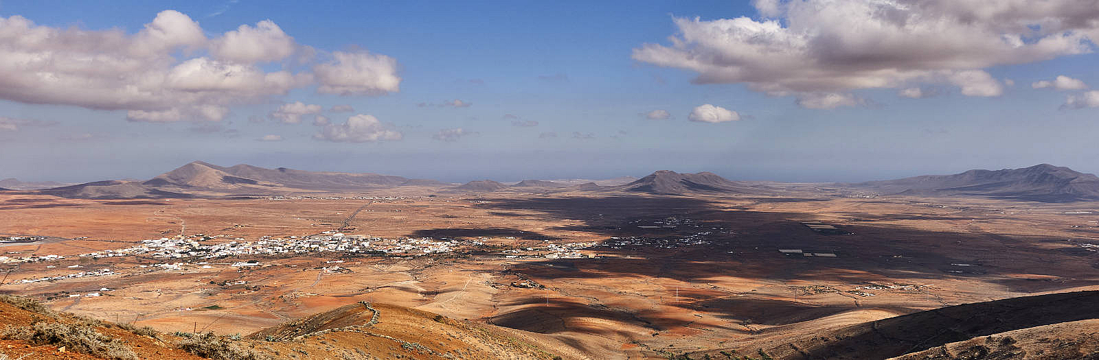 Ausblick von der 2. Aussichtsterrasse unterhalb des Morro Janana o Janichón (672 m) auf Antigua.