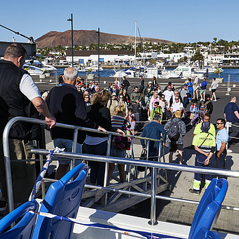 Disembarking des Buganvilla Express im Hafen Playa Blanca auf Lanzarote.