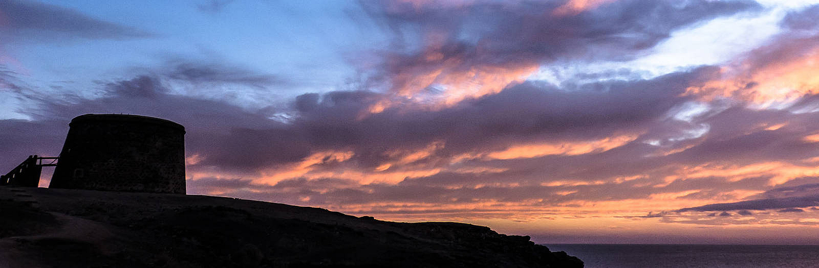 Sonnenuntergang am Castillo de Rico Roque o Torre de El Tostón El Cotillo – Reflexionen am Sahara Staub lässt den Himmel leuchten.