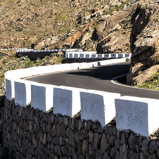 Bergstrassen Fuerteventuras – flach aber extrem kurvig.