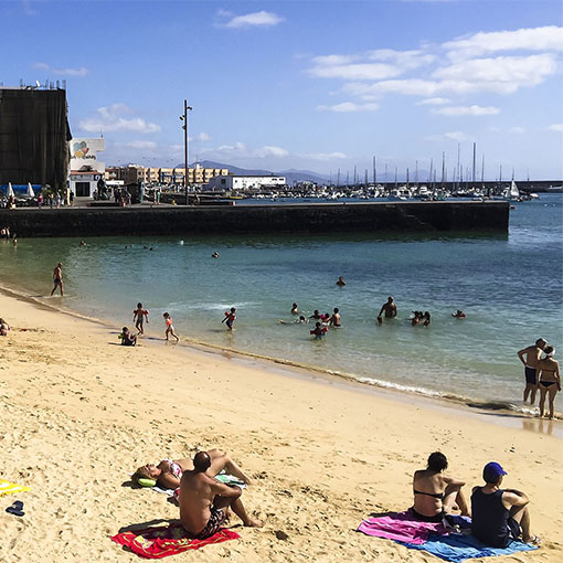 Auf die alte Mole des Playa de la Clavellina.