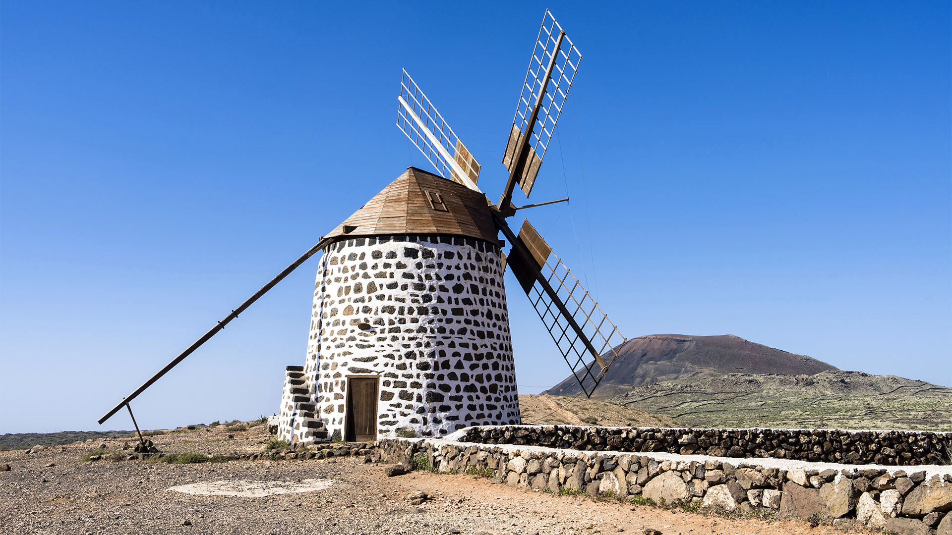 Die Windmühlen am Montaña de los Saltos Villaverde Fuerteventura.
