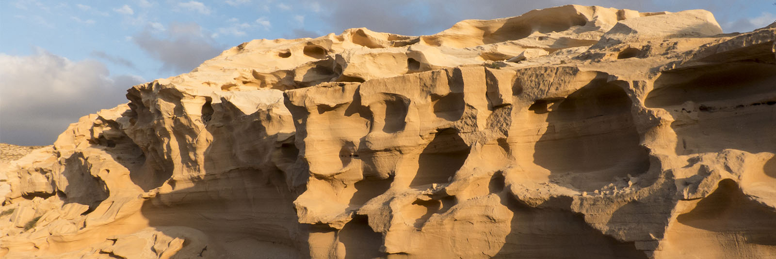 Von Wasser geschliffene Sedimentschichten am Roque del Moro.