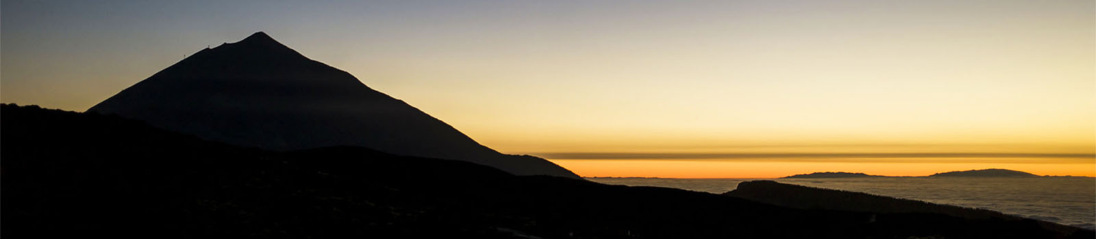 Sonnenuntergang am Teide Teneriffa – darunter des Wolkenmeer des "Bosque termófilo" – La Palma ragt aus den Wolken.