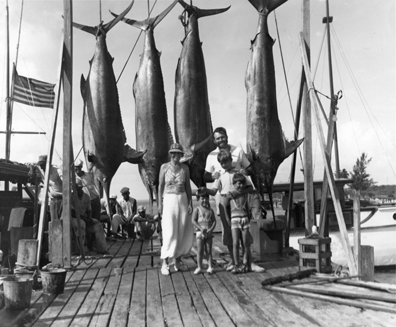 Pauline, Patrick, Ernest, John, and Gregory Hemingway mit vier gefangenen Blauen Marlins im Hafen von Bimini, Bahamas, 20. Juli 1935.