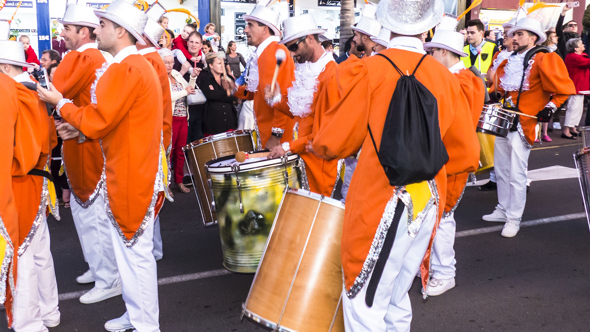 Kein Fest ohne Trommler – lateinamerikanische Rhythmen der "tamborileros" und "tamboreros".