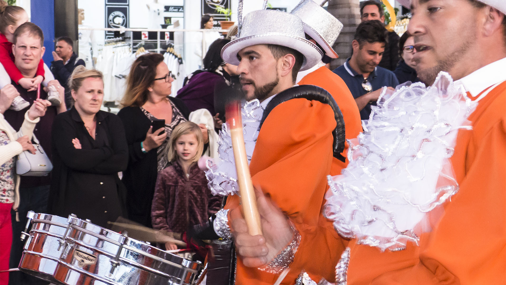 Kein Fest ohne Trommler – lateinamerikanische Rhythmen der "tamborileros" und "tamboreros".