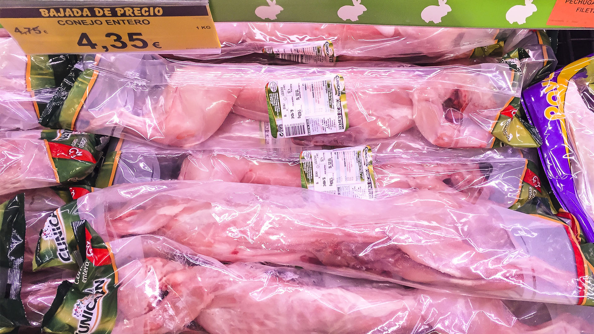 Conjeo – Kanienchen von Fuerteventura in der Kühltheke im Supermarkt von Puerto del Rosario.