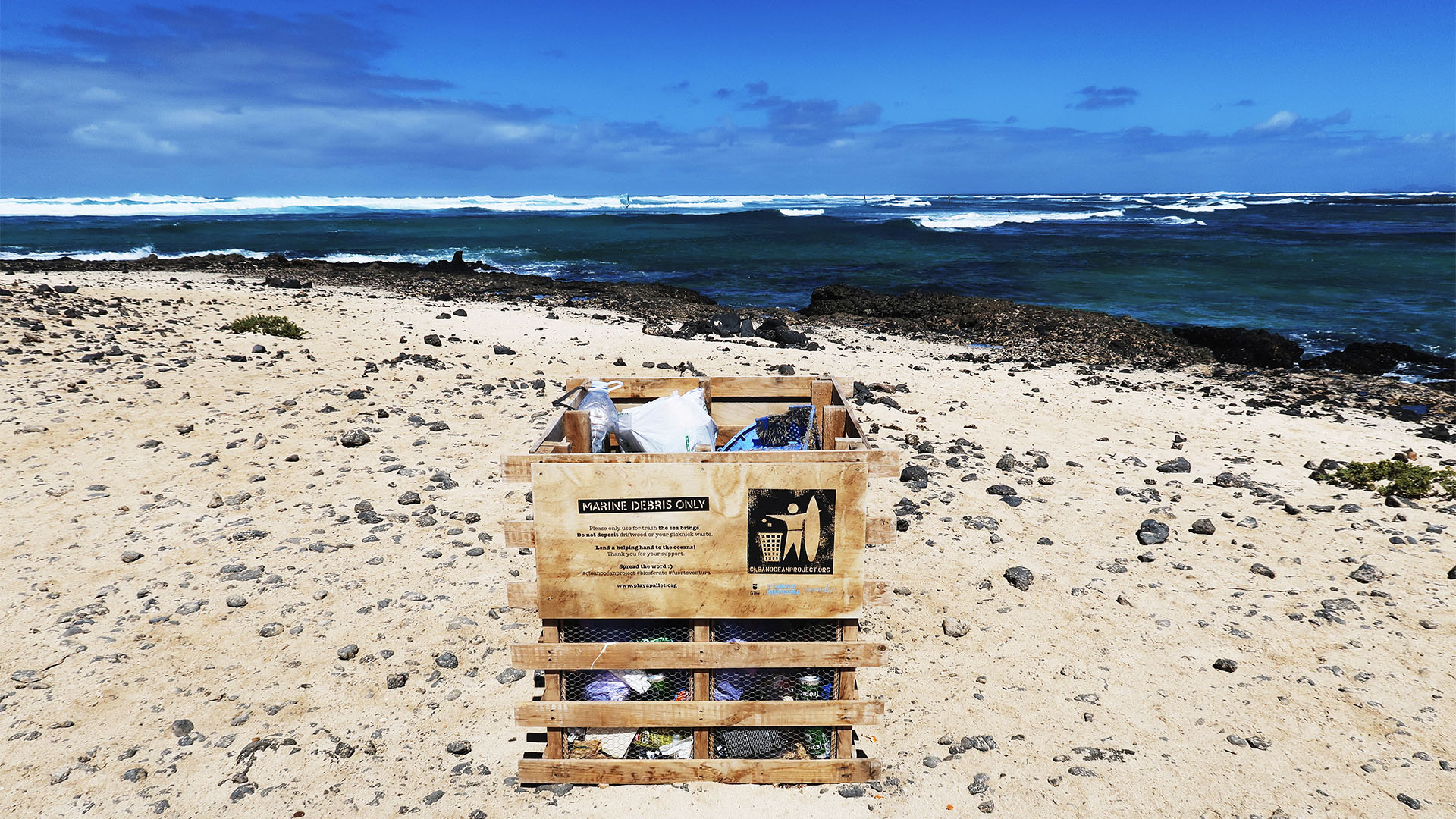 Umweltschutz Fuerteventura – Müllsammelstellen am Strand.