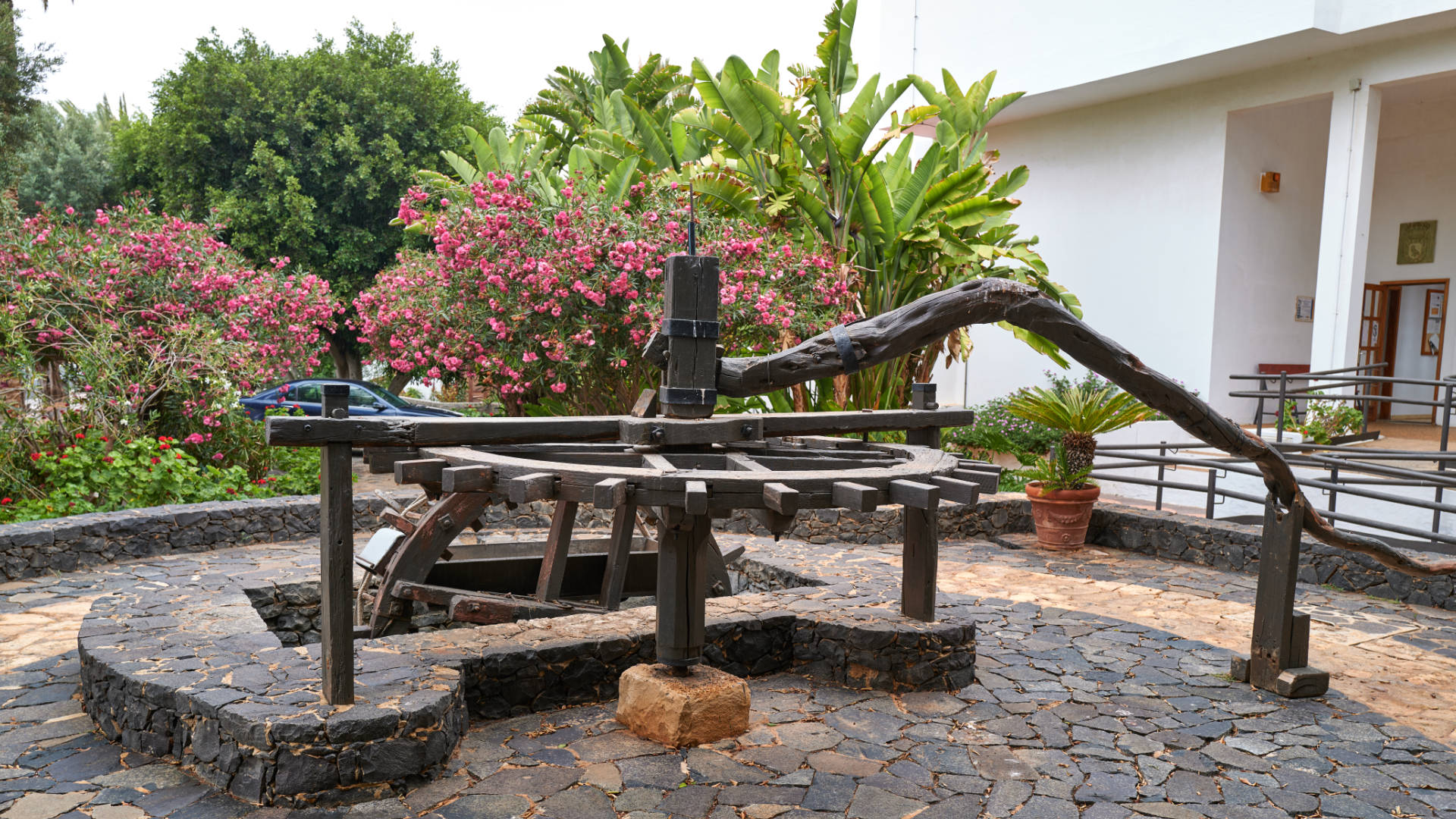 Der historische Brunnen im Casco des Ortes Pájara.