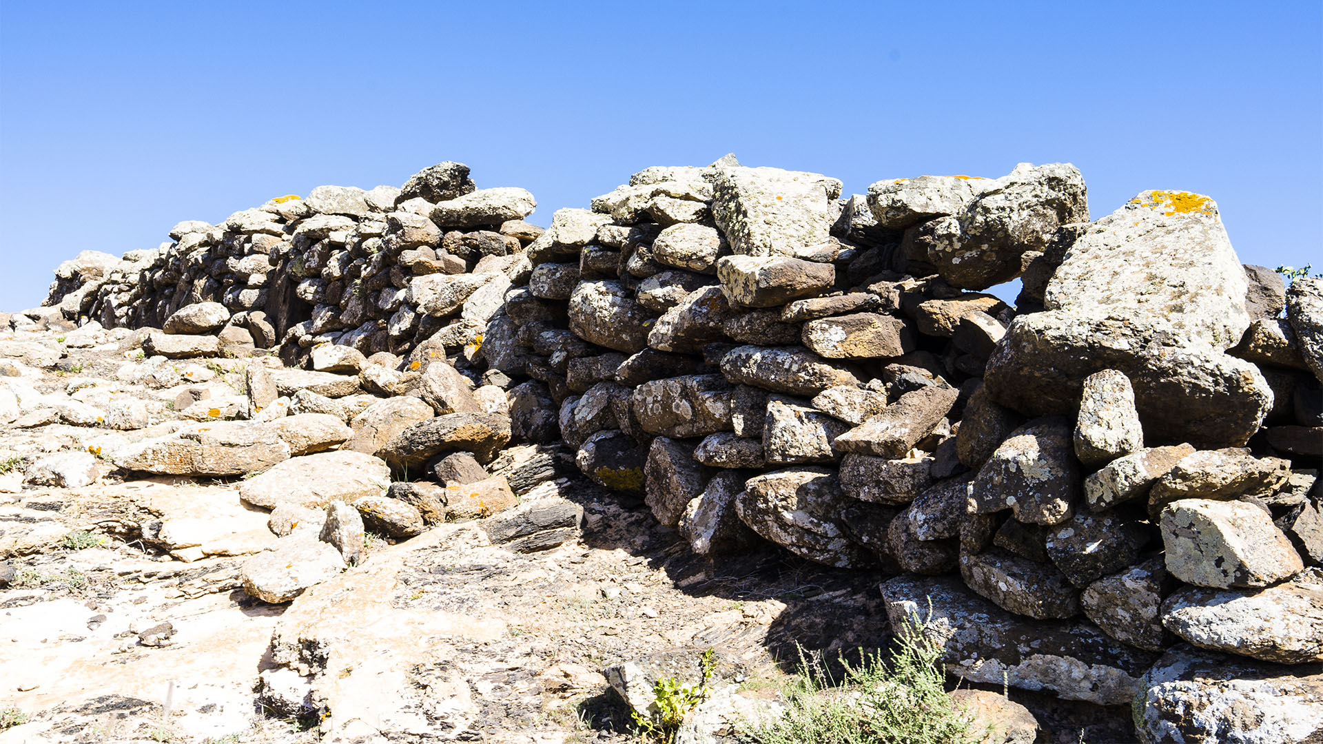 Landwirtschaft auf Fuerteventura – Trockenlandbau mit ausgeklügelten Gavias, Wasserspeicher, Kanälen.