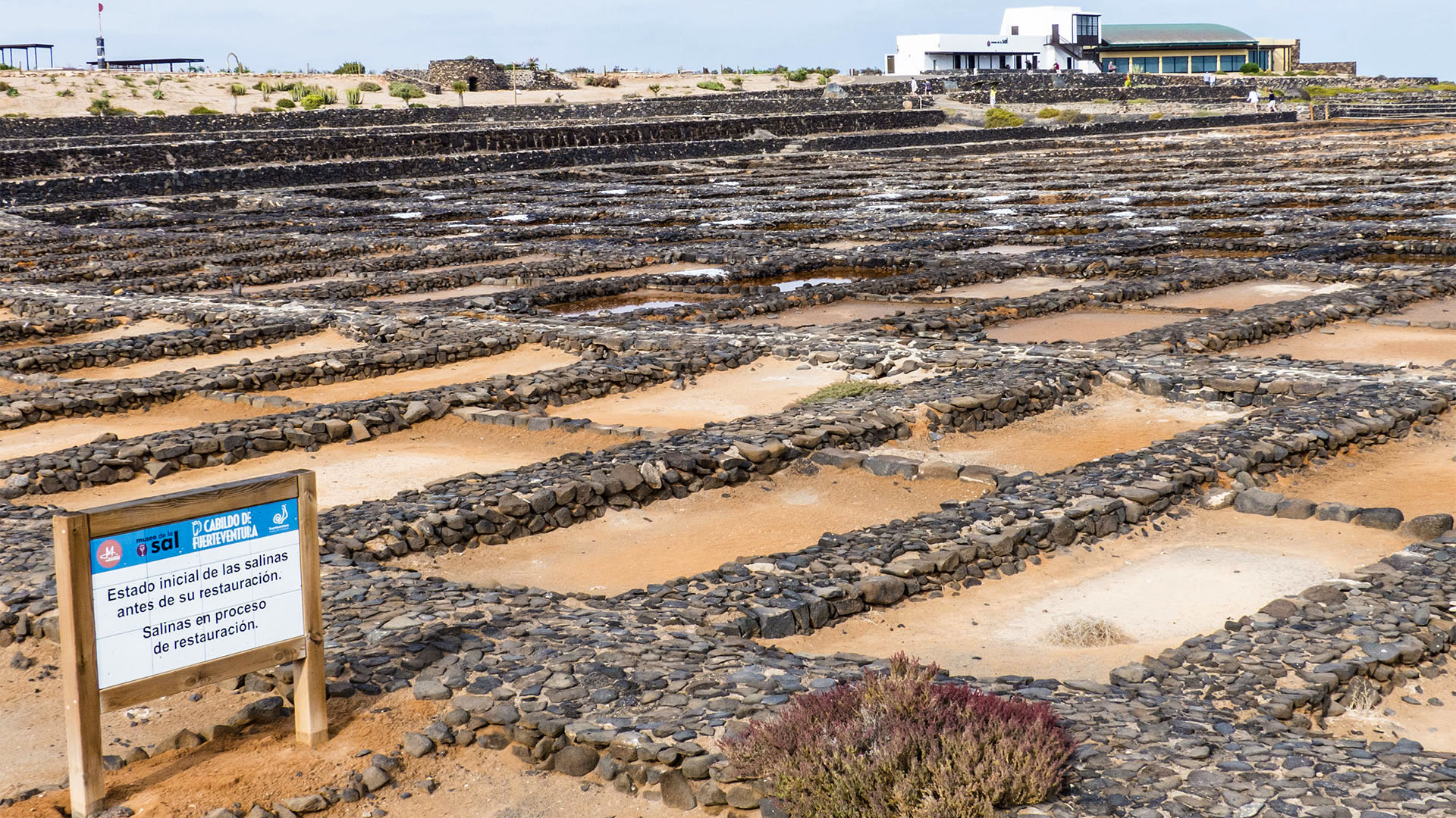 Fischereiindustrie, Konservenindustrie, Salinen Salzgewinnung auf Fuerteventura.