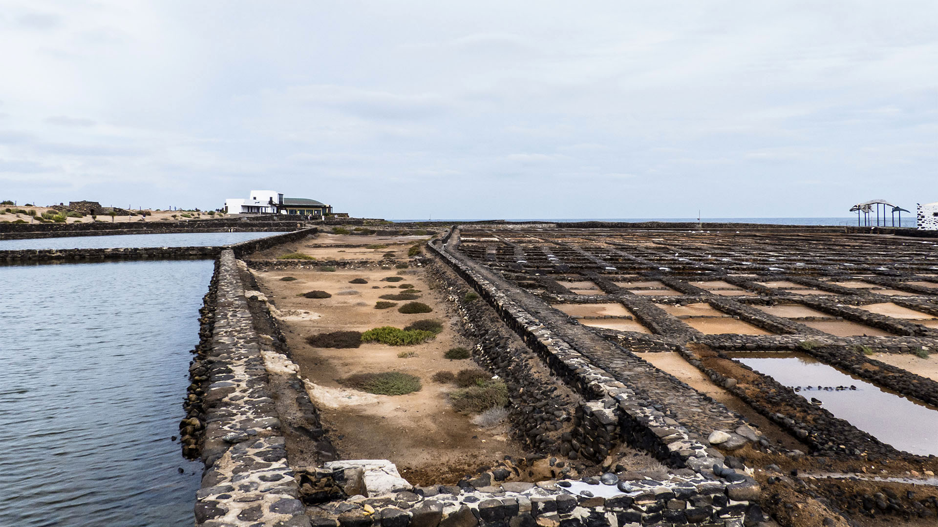 Fischereiindustrie, Konservenindustrie, Salinen Salzgewinnung auf Fuerteventura.