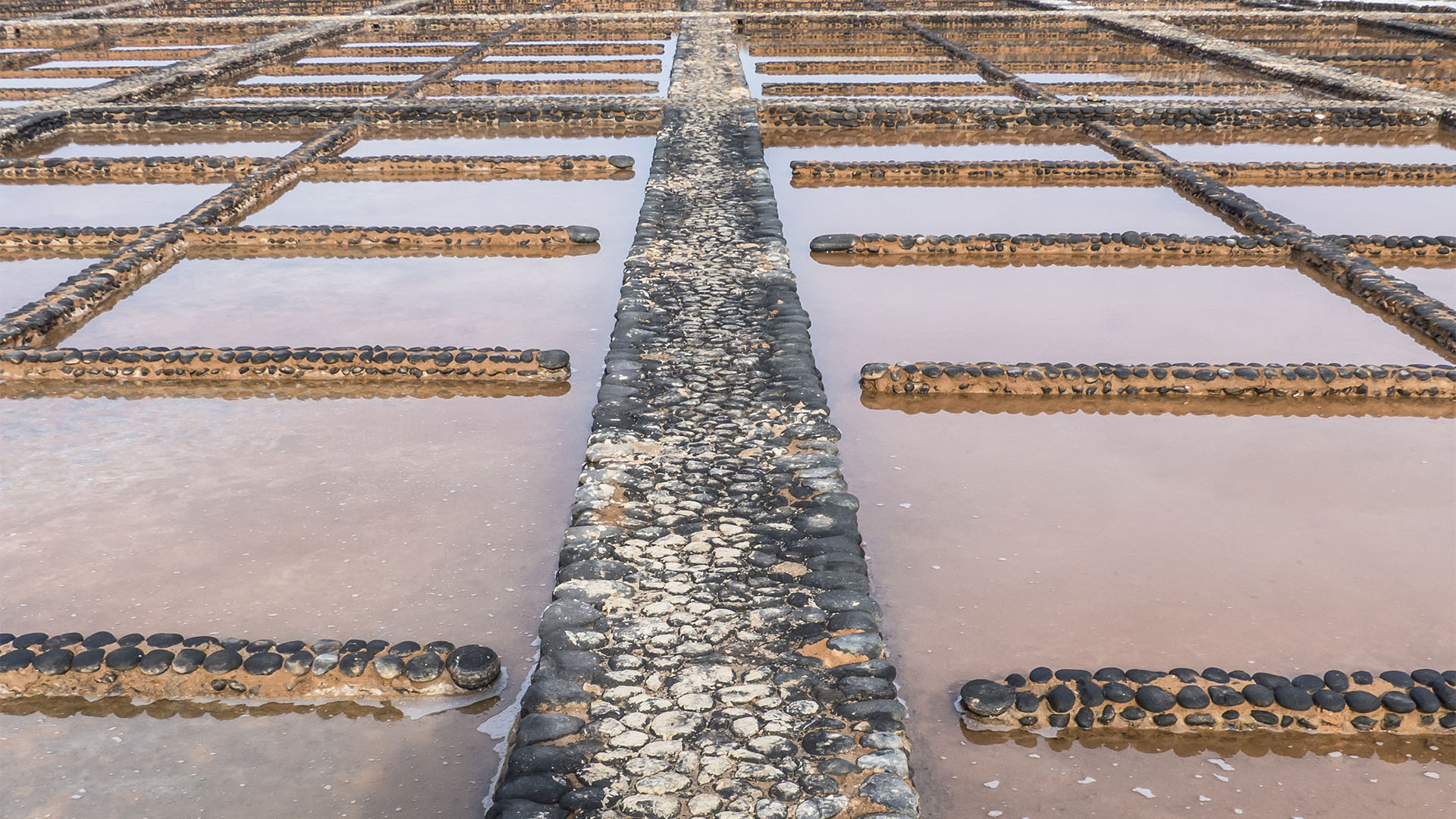 Fischereiindustrie, Konservenindustrie, Salinen Salzgewinnung auf Fuerteventura.