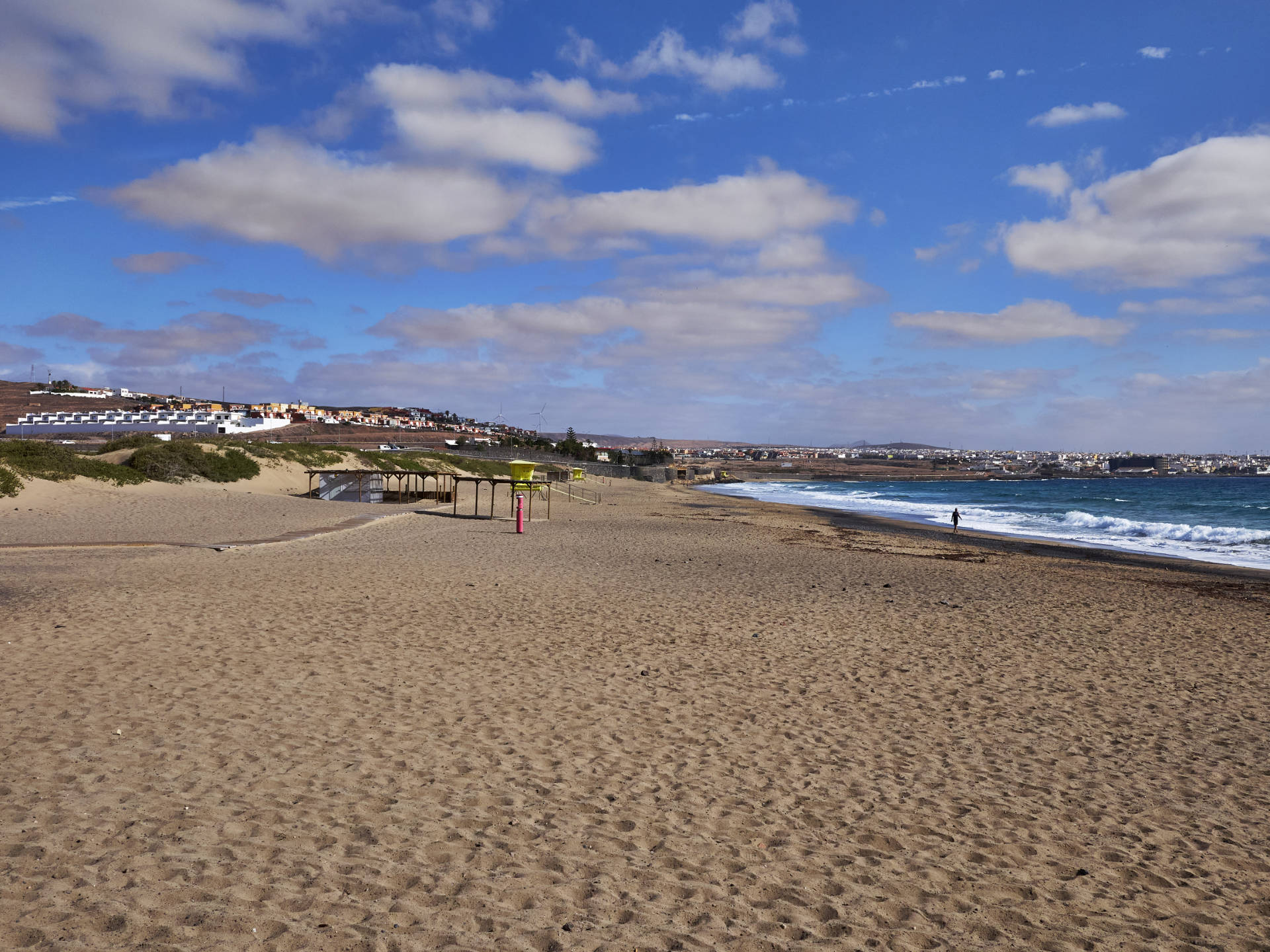 Der Strand Playa Blanca Puerto del Rosario Fuerteventura am frühen Morgen.
